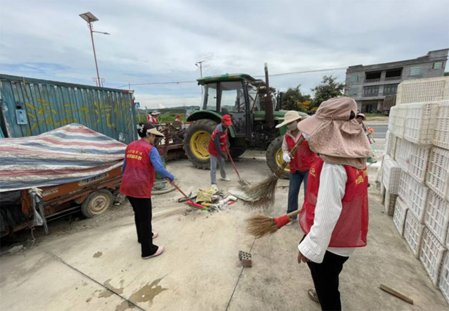 美化家園我先行：桂林理工大學志愿隊走進鄉村展開愛國衛(wèi)生運動